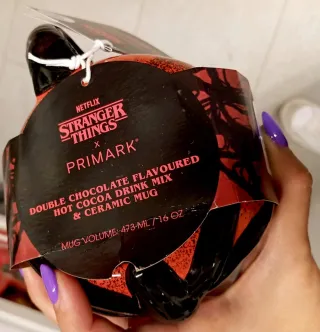 Tazza Stranger Things con miscela x bevanda calda.