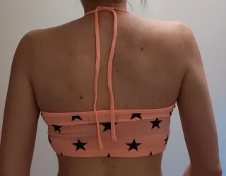 Crop top naranja con estrellas