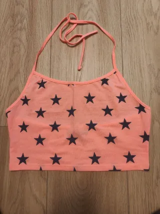 Crop top naranja con estrellas