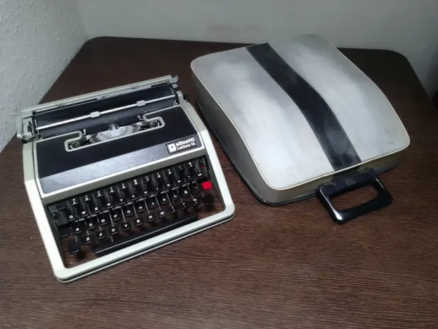 Macchina da scrivere Olivetti Lettera DL