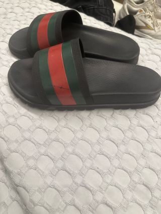 Chanclas Gucci Negras Tiras Verdes y Rojas