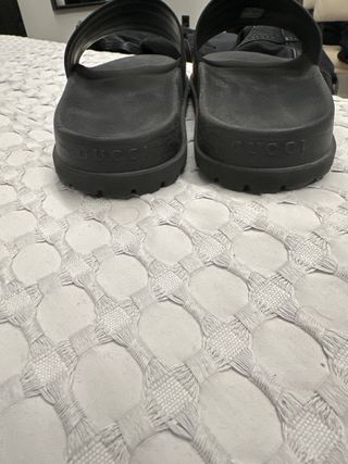 Chanclas Gucci Negras Tiras Verdes y Rojas