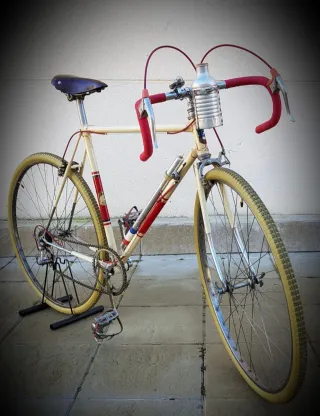 Bicicleta antigua de carretera Lumbreras