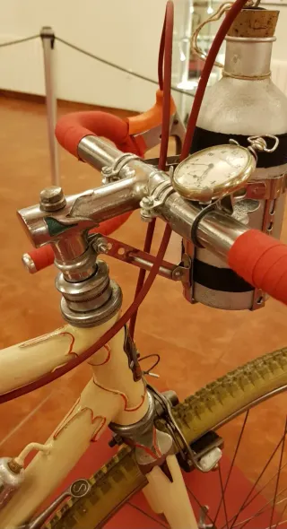 Bicicleta antigua de carretera Lumbreras