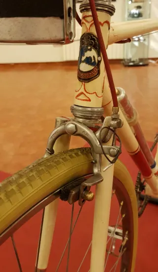 Bicicleta antigua de carretera Lumbreras