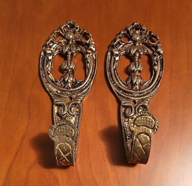 Alzapanni dorati in metallo