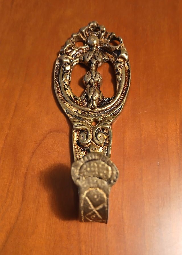 Alzapanni dorati in metallo