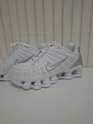 Nike Shox Blancas y Plateadas