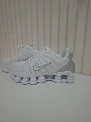 Nike Shox Blancas y Plateadas