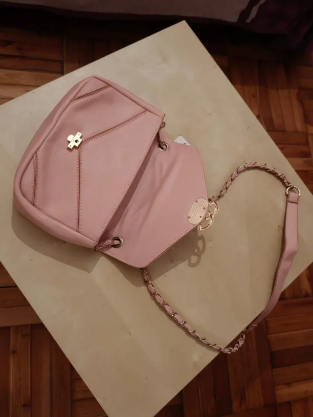 Borsa rosa con catena dorata