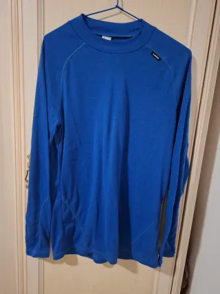 Lote de 2 camisetas polar Quechua azul y burdeos.