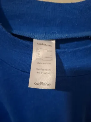 Lote de 2 camisetas polar Quechua azul y burdeos.