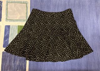 Falda corta con volante