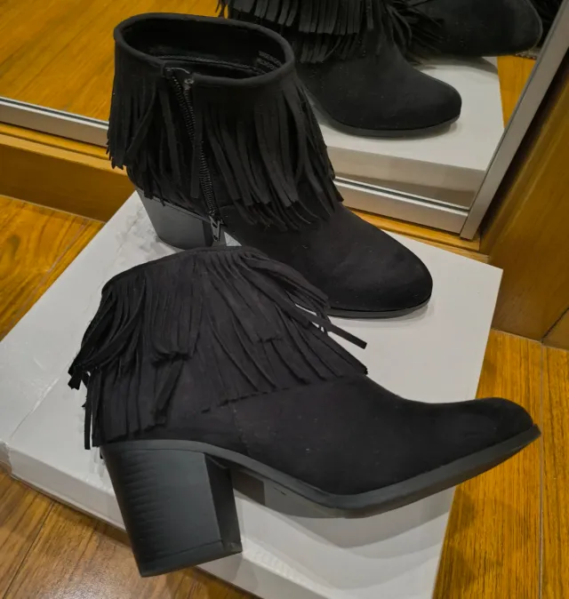 Stivaletti neri con frange