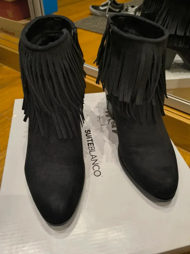 Stivaletti neri con frange