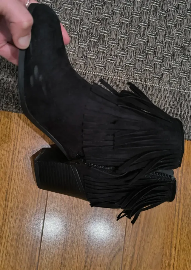 Stivaletti neri con frange