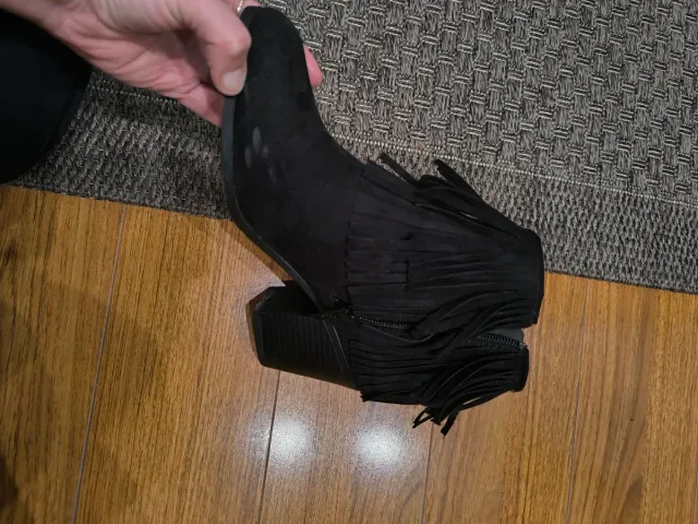 Stivaletti neri con frange