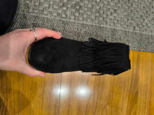 Stivaletti neri con frange