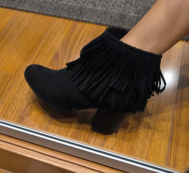 Stivaletti neri con frange