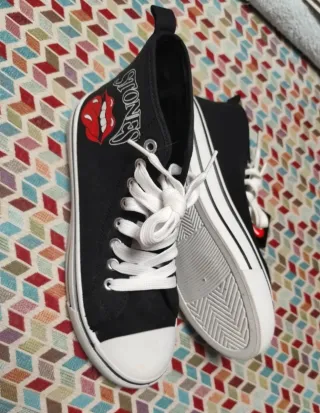 Zapatillas Rolling Stones Negras y Rojas