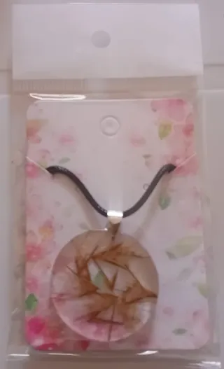 Colgante redondo con detalles naturales