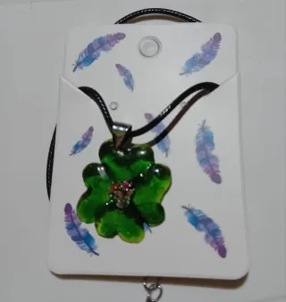 Colgante redondo con detalles naturales