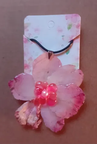 Colgante redondo con detalles naturales