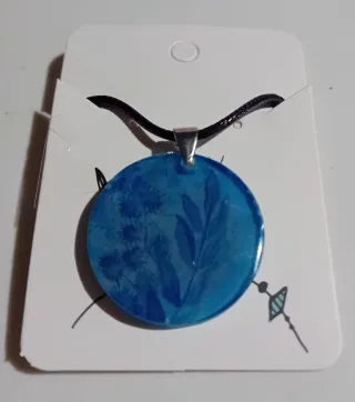 Colgante redondo con detalles naturales