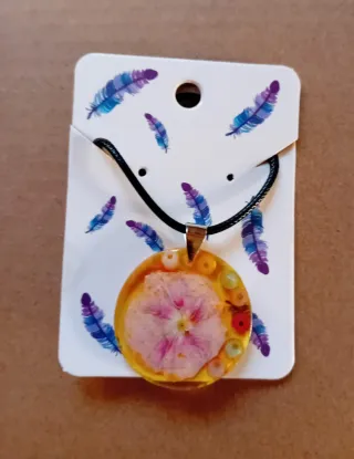 Colgante redondo con detalles naturales