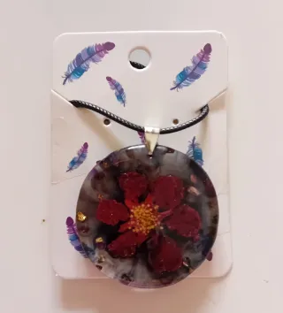 Colgante redondo con detalles naturales