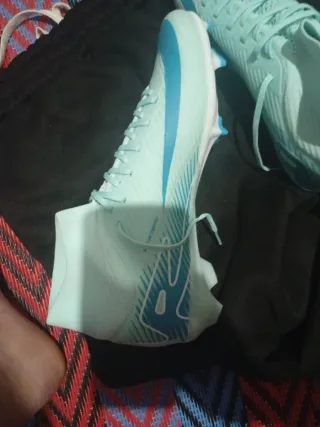 Botas de fútbol azules y turquesas