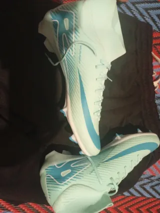 Botas de fútbol azules y turquesas