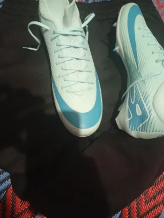 Botas de fútbol azules y turquesas