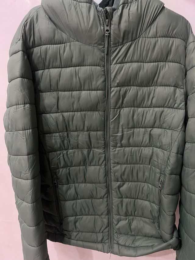 Chaqueta acolchada verde con capucha