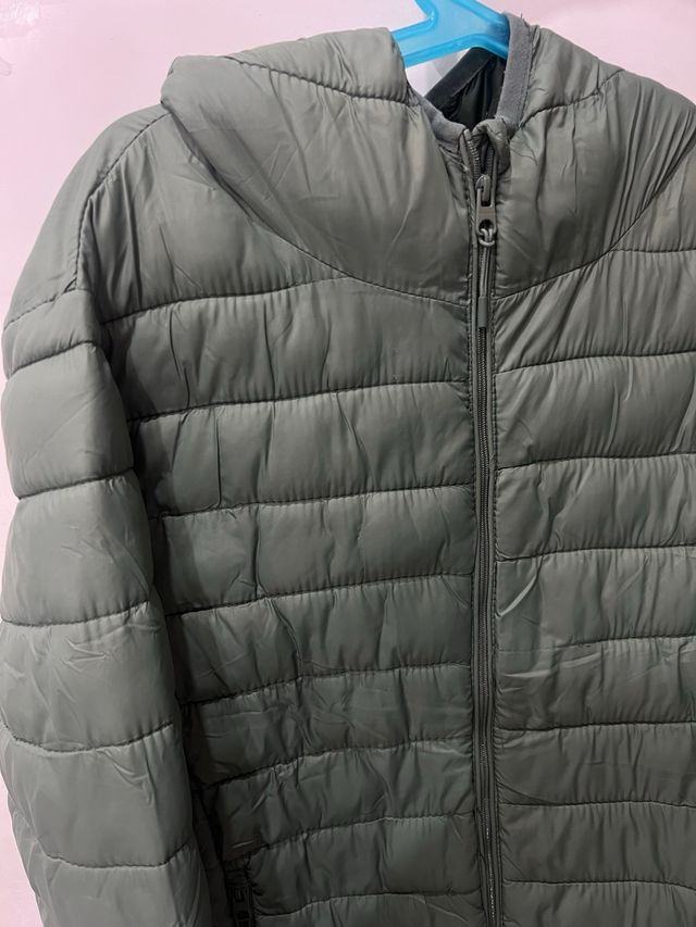 Chaqueta acolchada verde con capucha