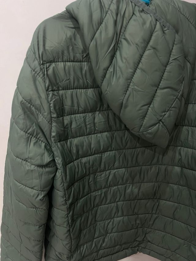 Chaqueta acolchada verde con capucha