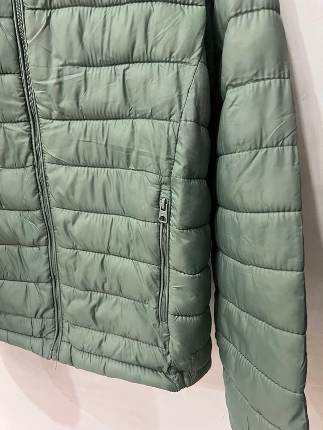 Chaqueta acolchada verde con capucha