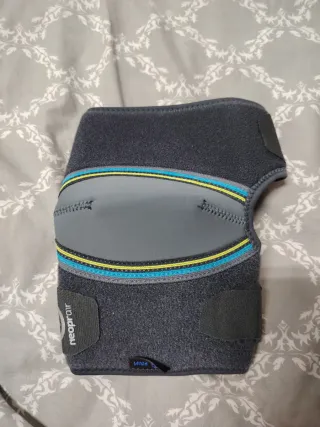 Una rodillera para reducir el dolor de la rodilla.