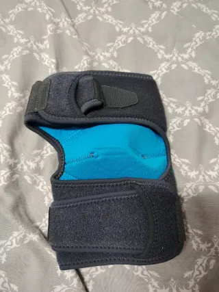 Una rodillera para reducir el dolor de la rodilla.