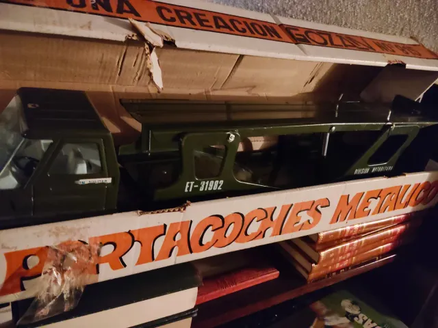 Camioncino vintage nella sua confezione originale