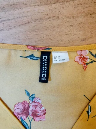 Blusa floral amarilla con fruncido