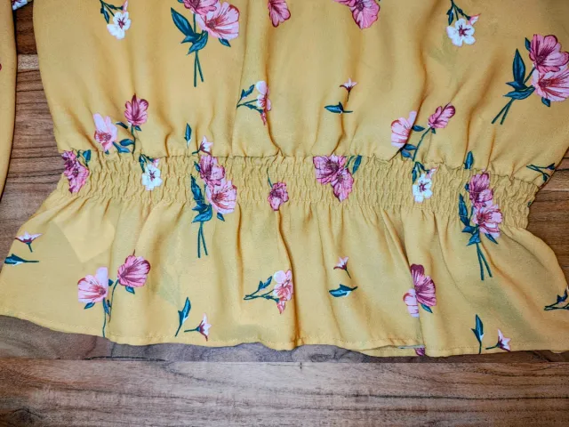 Blusa floral amarilla con fruncido