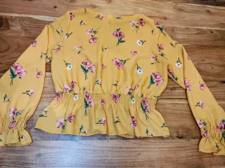 Blusa floral amarilla con fruncido