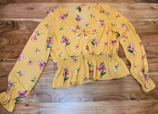 Blusa floral amarilla con fruncido