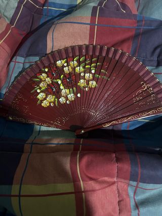 Abanico de madera pintado a mano