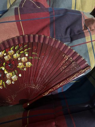 Abanico de madera pintado a mano