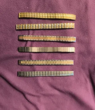 Pulseras de reloj doradas y plateadas