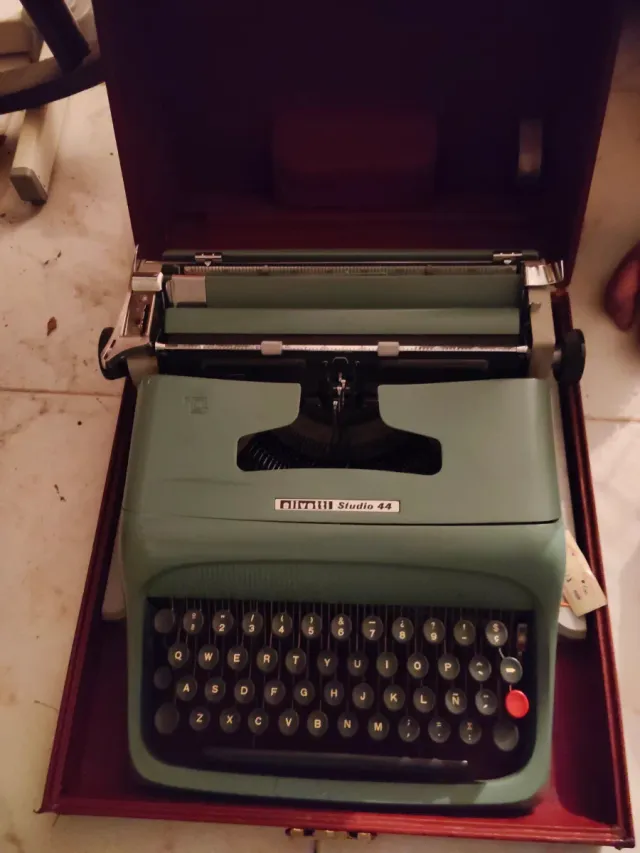 Macchina da scrivere Olivetti Studio 44