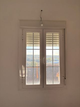 Ventanas aluminio blanco doble cristal y persiana