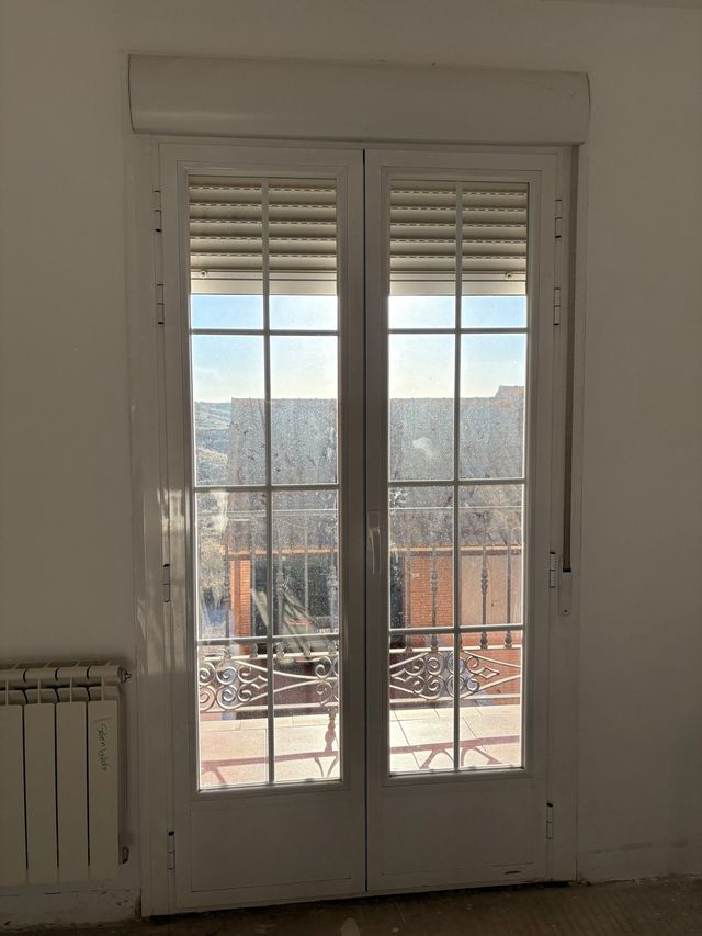 Ventanas aluminio blanco doble cristal y persiana